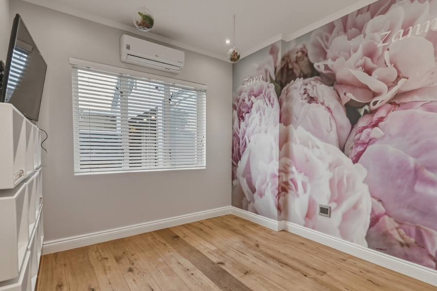 5 Bedroom Property for Sale in Southfield Western Cape